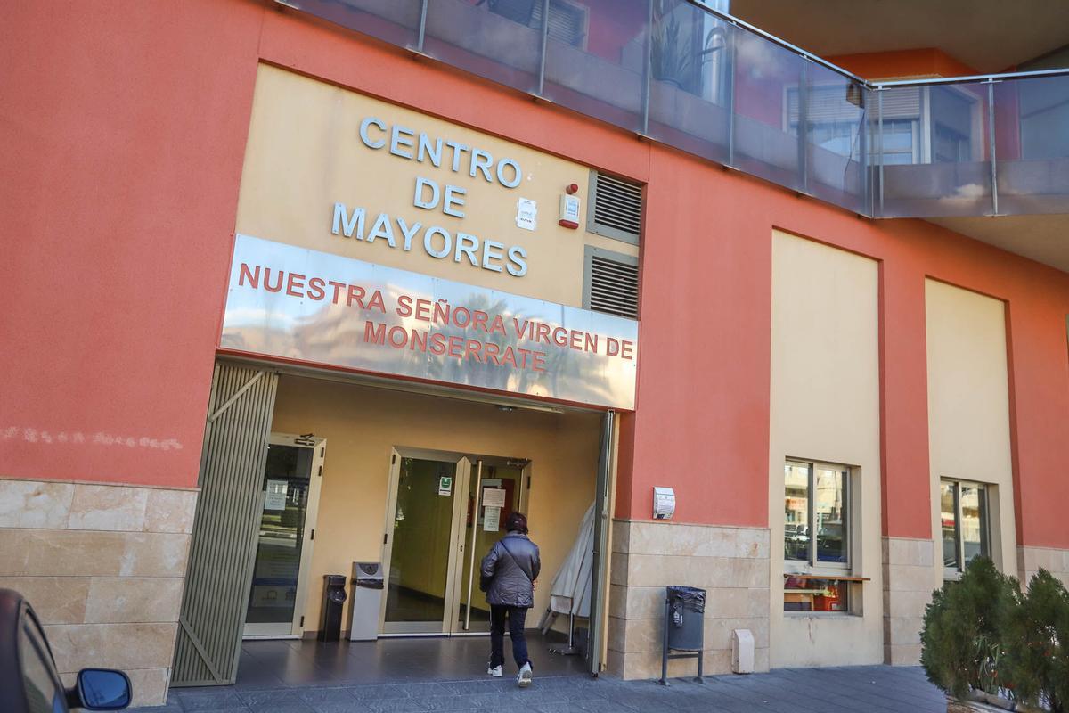 PROTESTA BAILE CENTRO DE MAYORES VIRGEN DE MONSERRATE ORIHUELA. Centro de mayores municipal Virgen de Montserrate, denuncias, ruidos, Policía Local, desalojos, bailes, usuarios, concentraciones, protestas