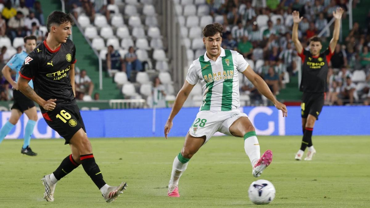 Eder García trata de interceptar el esférico ante Francés, en el Córdoba CF-Girona.