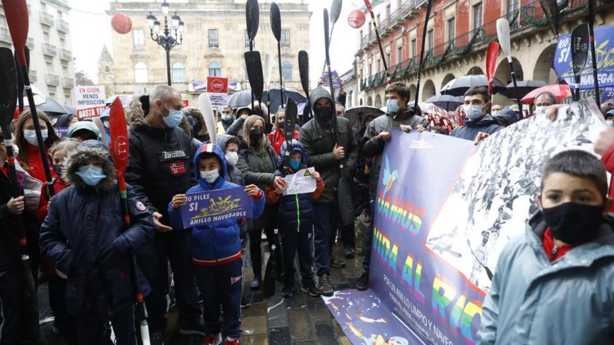 Los piragüistas del Grupo Covadonga durante la protesta. 