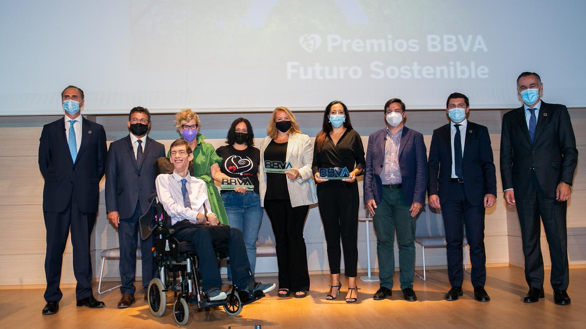 Foto de familia de las representantes de las asociaciones ganadoras y el resto de participantes.