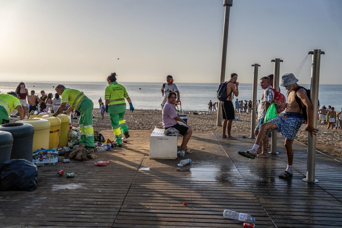 Limpieza de las playas de Barcelona tras la verbena de Sant Joan 2025