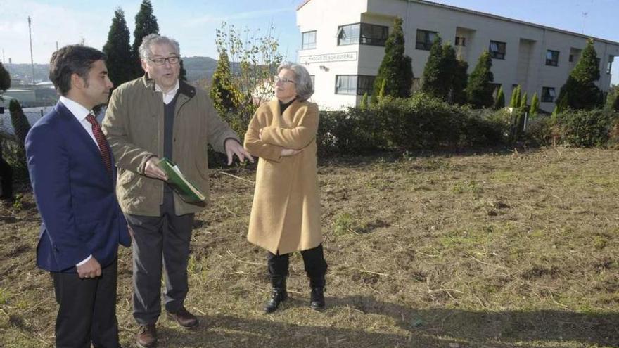 El conselleiro, José Manuel Rey Varela, en los terrenos en que se ubicarían estas casas.