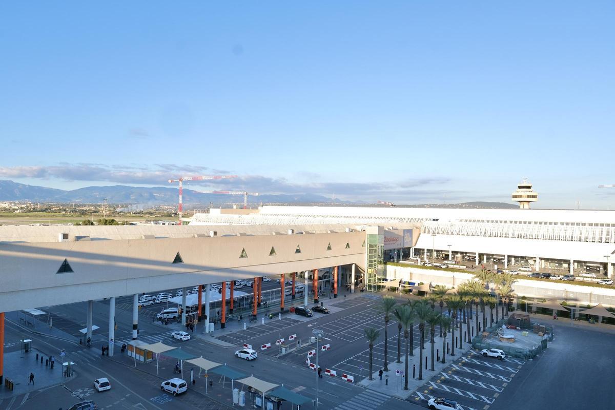 Vista de la zona exterior de llegadas en el aeropuerto de Palma