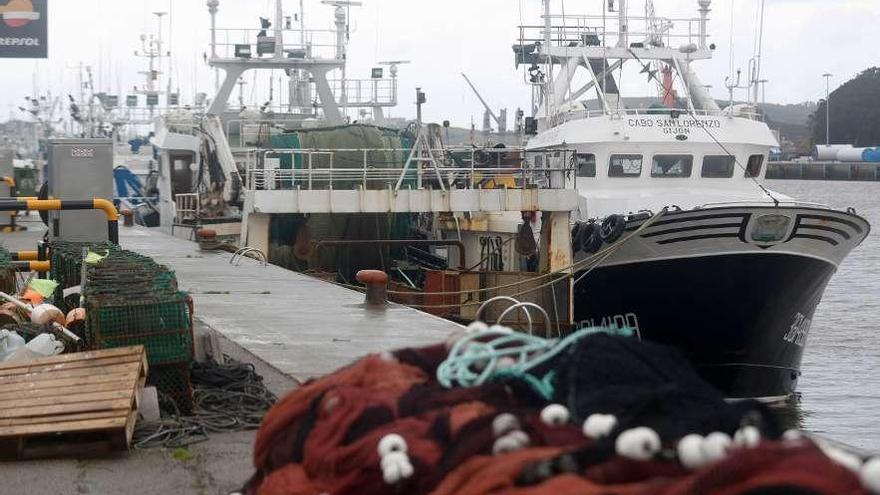 Barcos atracados en el muelle pesquero de Avilés.