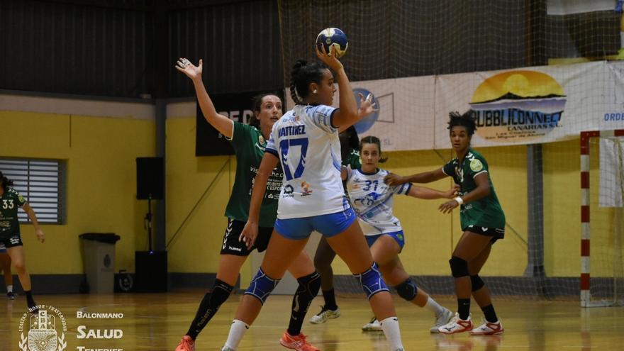 Una imagen del partido de ayer disputado en Tenerife.