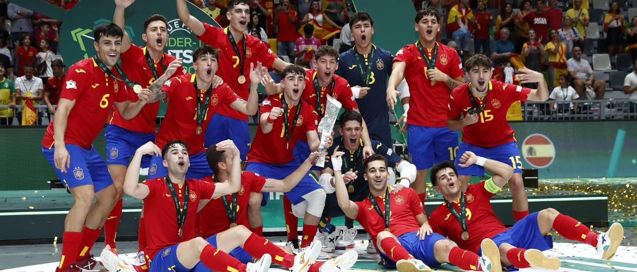 La selección nacional de fútbol sala celebra la consecución del título de campeones de Europa Sub-19.