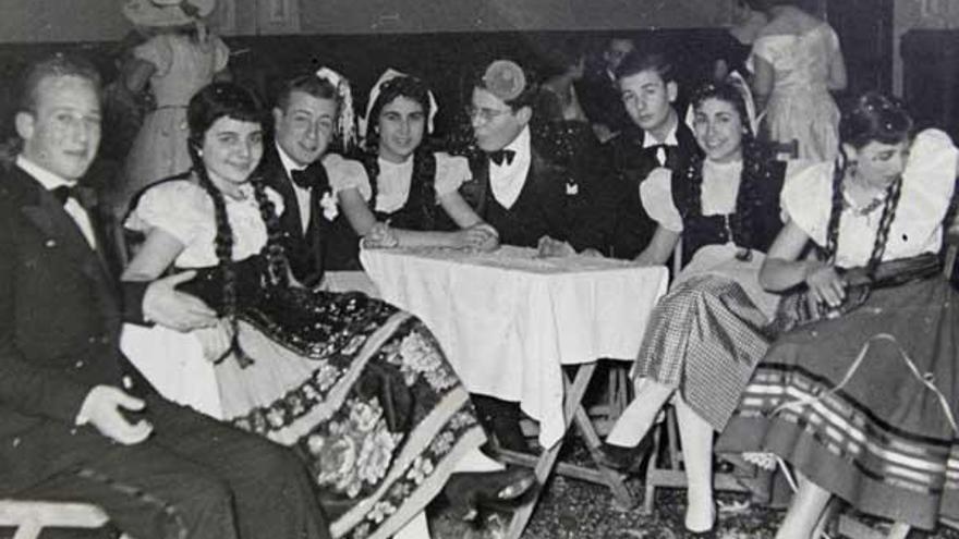 En un Carnaval en el Liceo de Ourense, aproximadamente en 1956 (dcha.).  //  Archivo familiar
