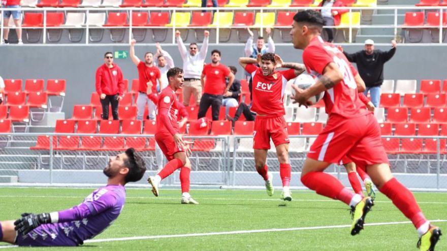 El Terrassa celebra el segundo ante el portero del CD. | TERRASSA