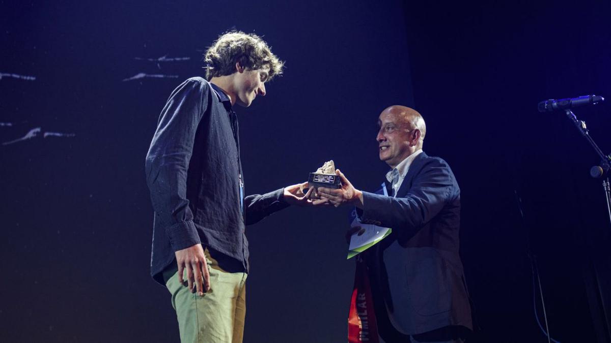 Luca Lorrenz recoge su premio de manos de Pedro Cepeda, de Ordum. | Jaime Casanova