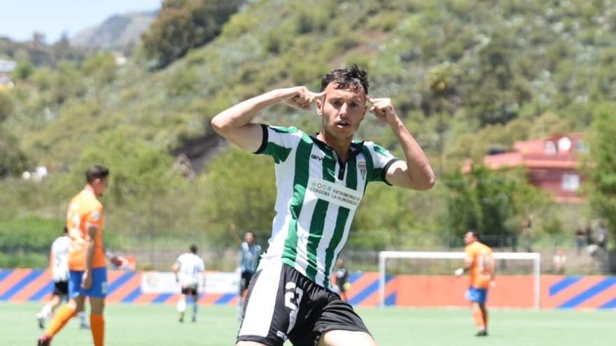 Ale Marín celebra uno de sus goles ante el Panadería Pulido.