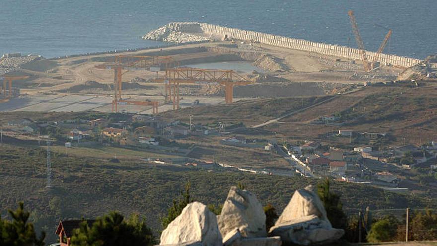 Vista de las obras del puerto exterior, en punta Langosteira. / juan varela