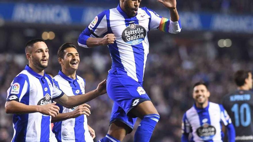 Sidnei celebra con Andone y Celso Borges el tanto que marcó ante la Real Sociedad.