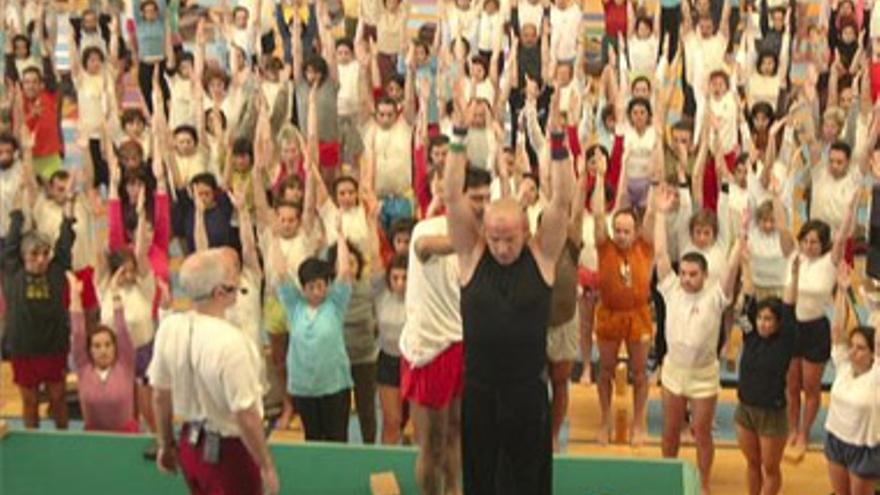 300 practicantes de yoga se concentran en La Granadilla