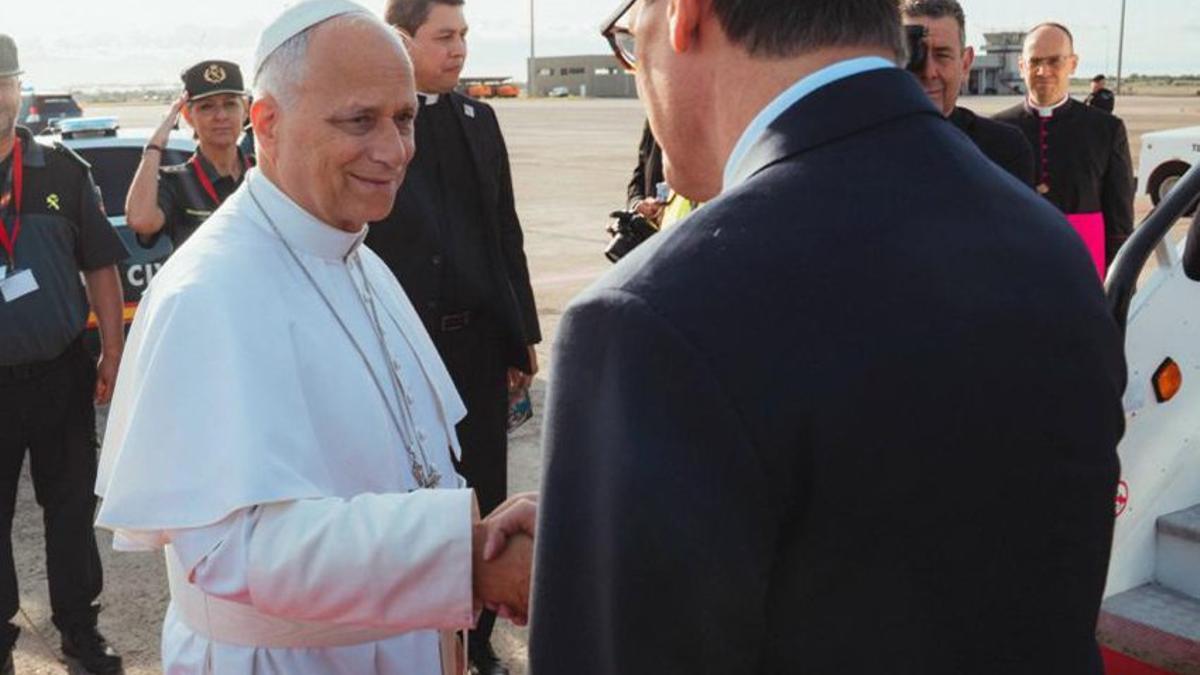 El papa Lleó XIV amb el president de la  Generalitat, ahir a l’aeroport del Prat. | ARNAU CARBONELL / GOVERN