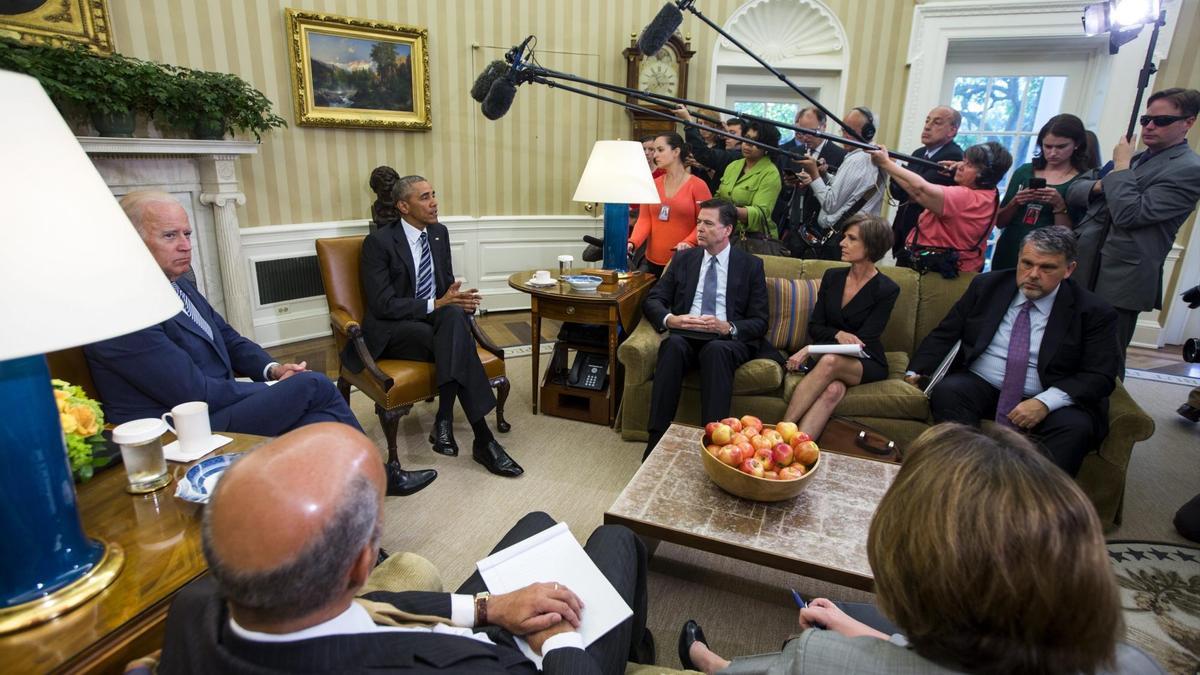 El presidente estadounidense, Barack Obama (c-d) conversa con la asesora de Seguridad Nacional y Antiterrorismo, Lisa Monaco (i), el secretario de Seguridad Nacional, Jeh Johnson (2-i), el vicepresidente de Estados Unidos, Joe Biden (3-i), el director del Buró Federal de Investigaciones (FBI), James Comey (3-d), la fiscal general adjunta, Sally Yates (2-d) y el director del Centro Nacional Antiterrorista, Nick Rasmussen (d), sobre el ataque en Orlando perpetrado ayer, en el despacho oval en la Casa Blanca en Washington. / Efe