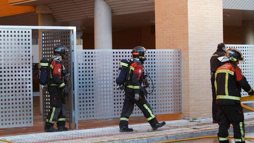 Un bombero y un policía, durante la intervención en el incendio.