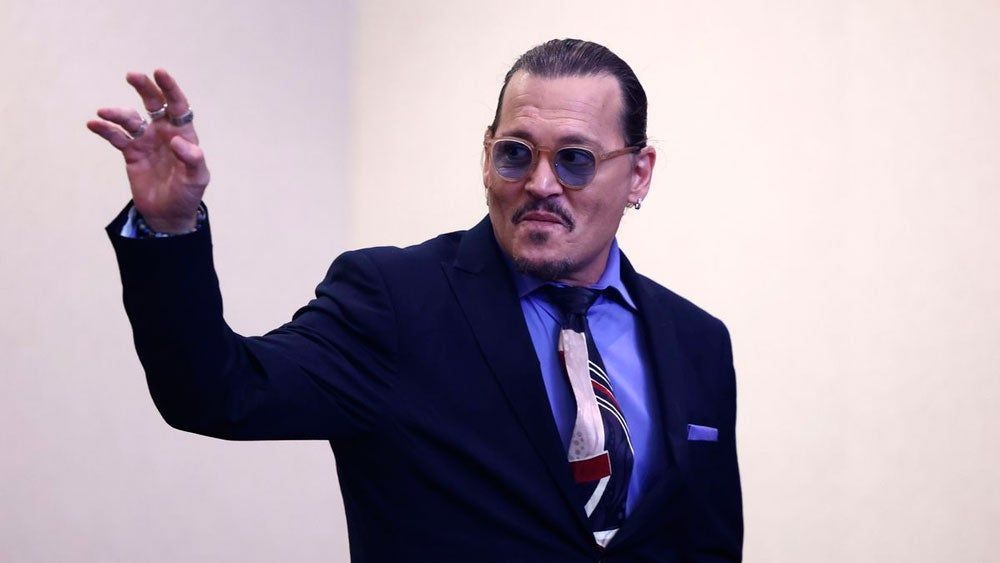 Johnny Depp saliendo del juicio