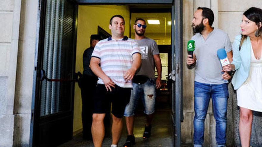 Jose Angel Prenda (i) y Alfonso Jesus Cabezuelo, a su salida este viernes de los juzgados de Sevilla