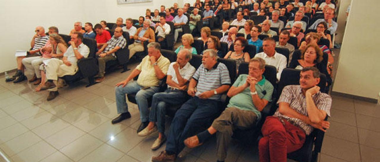 El público abarrotó anoche la sala del Club LA PROVINCIA donde se debatió el nuevo plan del Sur.