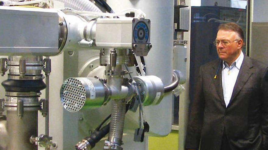 Nicholas Chabraja observa uno de los equipos de nanotecnología de la Fábrica de Armas. / la opinión