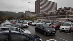 Una imagen del acceso y el aparcamiento con los edificios de Can Ruti al fondo.