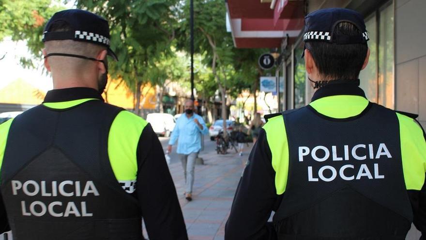 Agentes de la Policía Local de Fuengirola patrullan la ciudad.
