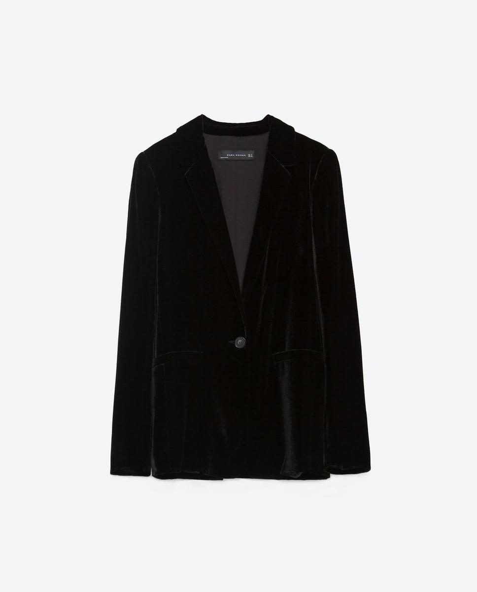 Blazer de terciopelo en color negro de Zara (39,99€)