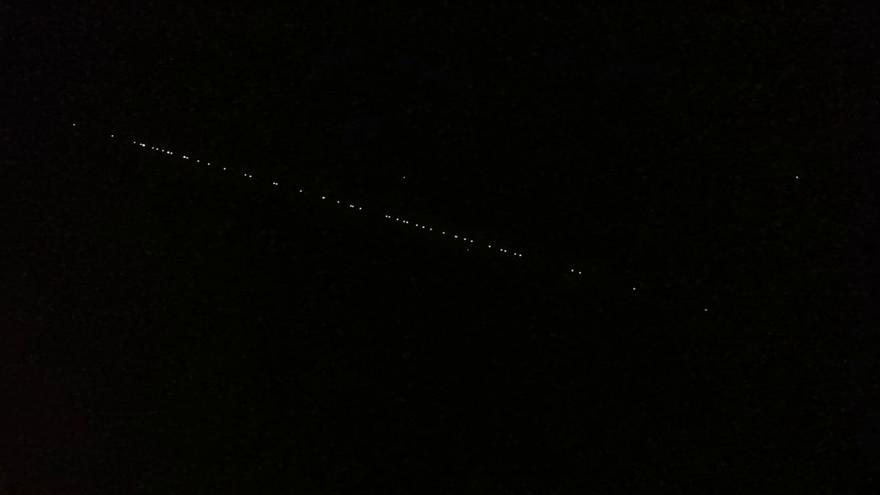 Así se han visto los satélites de Elon Musk esta noche en el cielo de Llanera