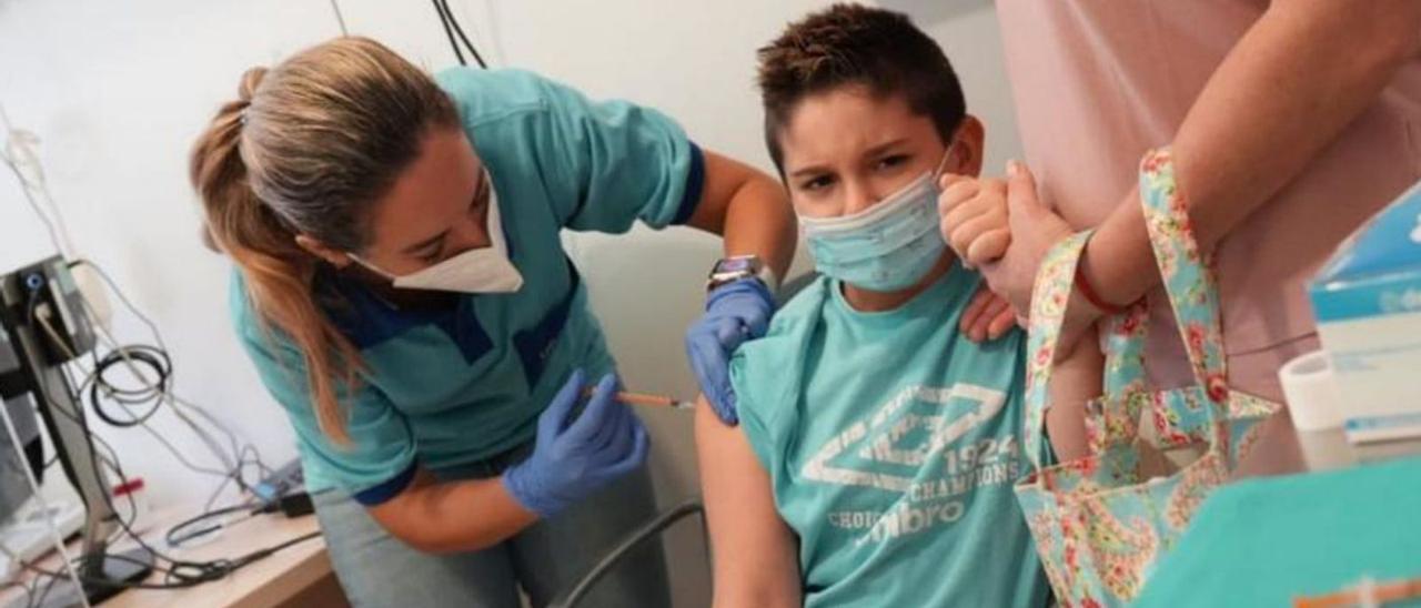 Un niño, vacunándose hace unos meses, en el centro de salud Carlos Castilla del Pino.