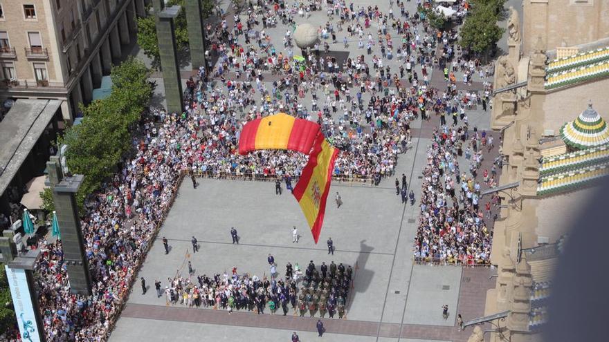 Una gigantesca bandera de España surca los cielos de la plaza del Pilar ante la emoción de cientos de Zaragoza