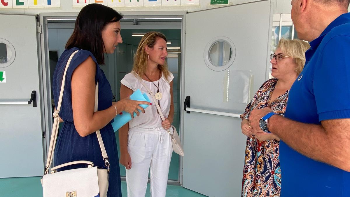 La comitiva del PP en su visita a un centro escolar.