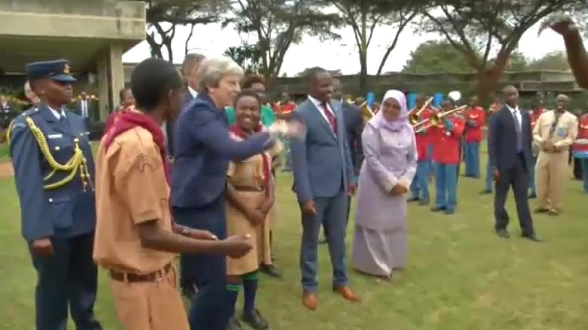 Theresa May vuelve a demostrar sus dotes para el baile en Kenia.