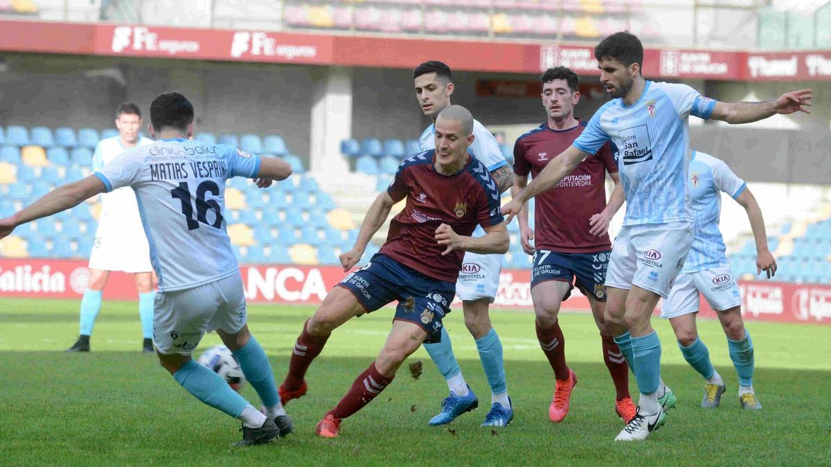 Rufo intentando desbordar la defensa del Compostela.