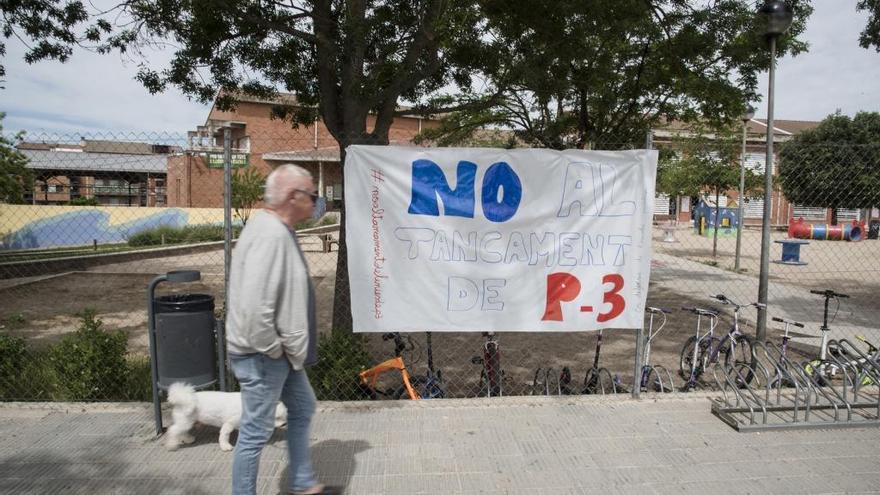 Pancarta instal.lada a la tanca de l&#039;escola Monsenyor Gibert