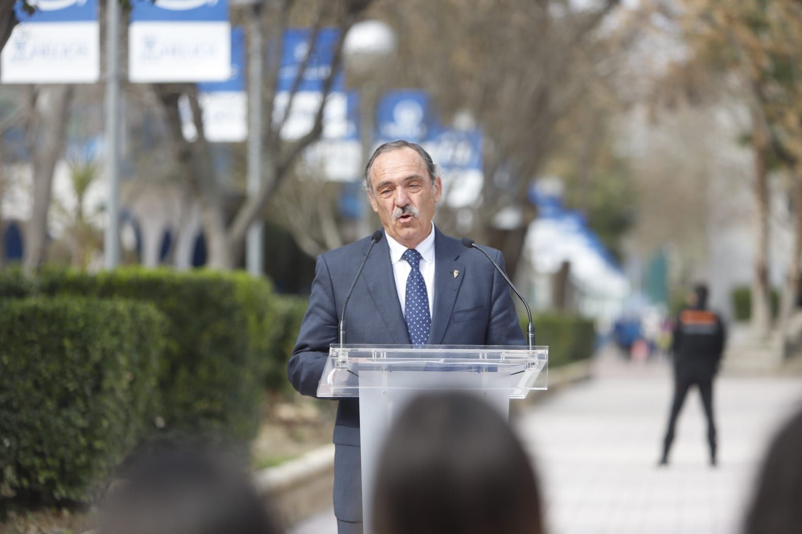En imágenes | La bandera olímpica ya preside desde las alturas en las instalaciones del CN Helios