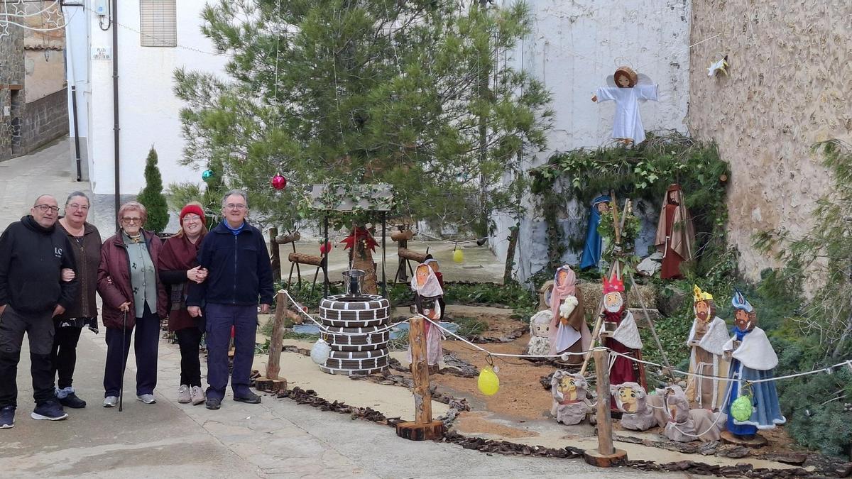 Amador, Ascensión, Mari, Montse y Joaquín, junto al original belén.