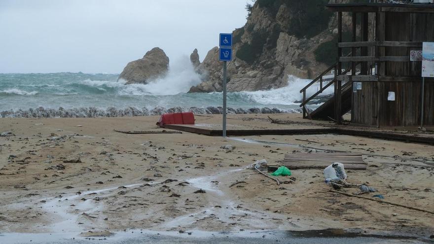 La tormenta Harry castiga al Port de Sant Miquel