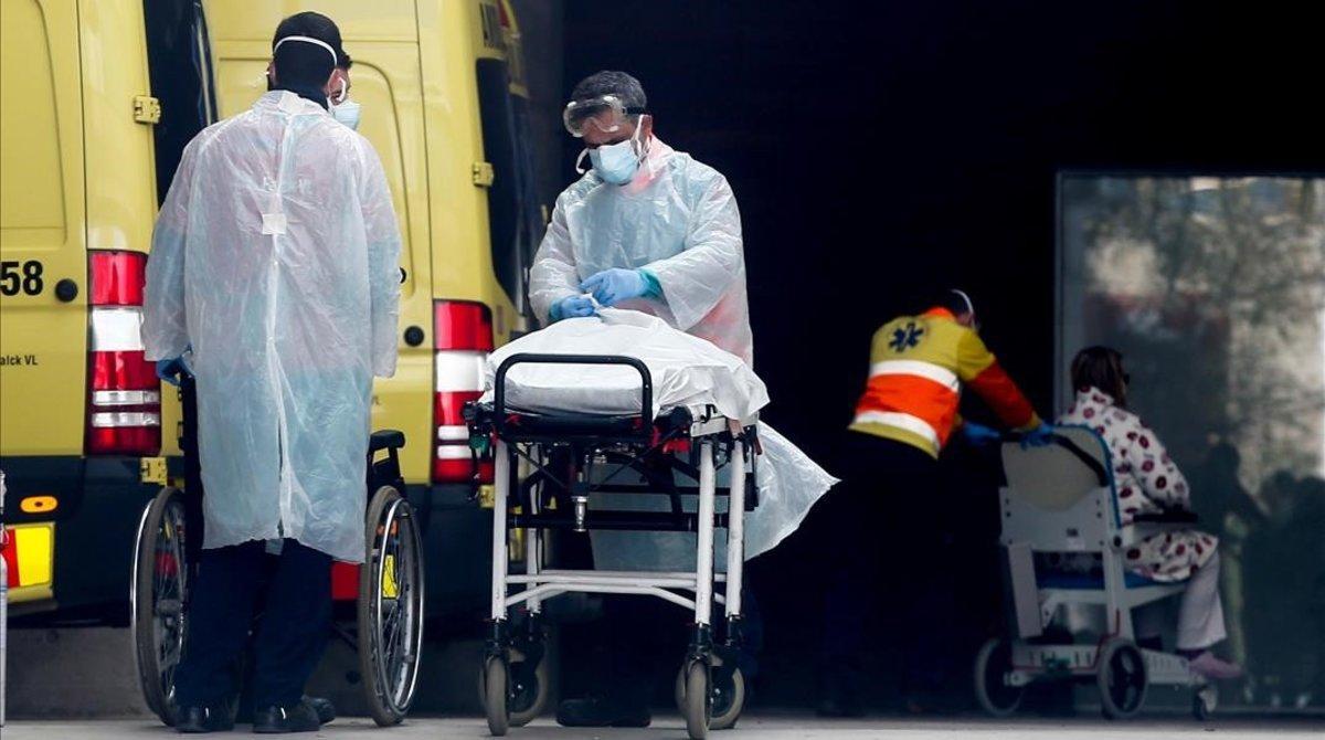 Personal médico traslada a un paciente en el hospital de Bellvitge. 