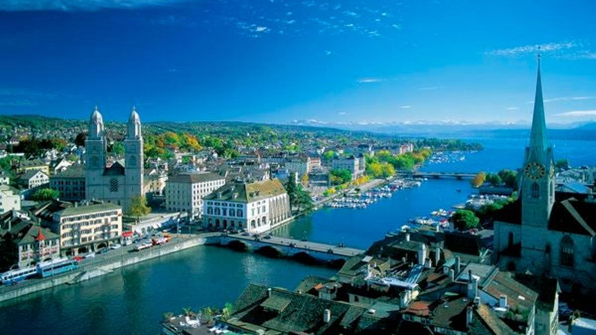 El río Limmat que atraviesa la ciudad de Zurich