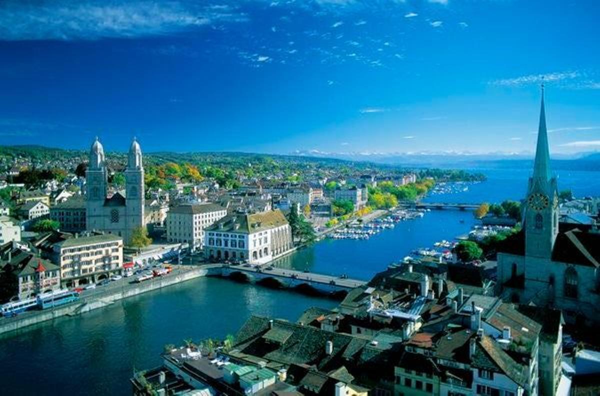 El río Limmat que atraviesa la ciudad de Zurich
