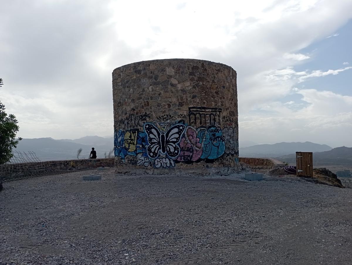 La Torre del Atabal, un BIC con pintadas, el pasado lunes.