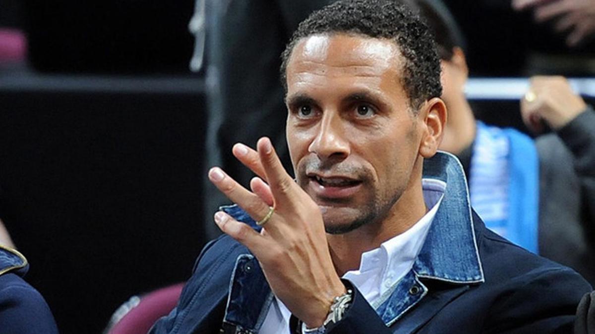 Ferdinand, castigado con tres partidos por ofender a un aficionado en Twitter