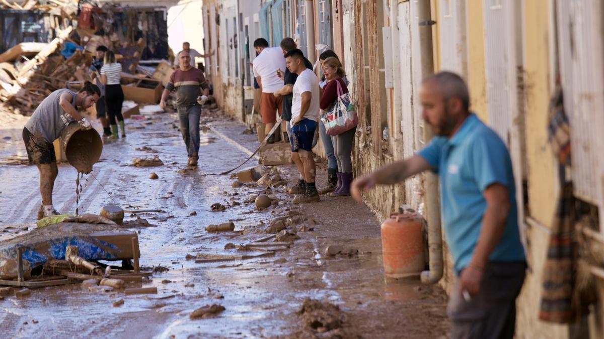 Vecinos afectados por las inundaciones en Javalí Viejo en 2022.
