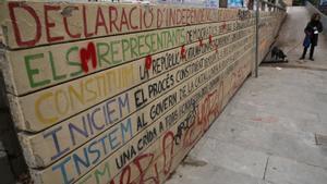 Pintadas en el plaza del Pueblo Gitano de Barcelona.