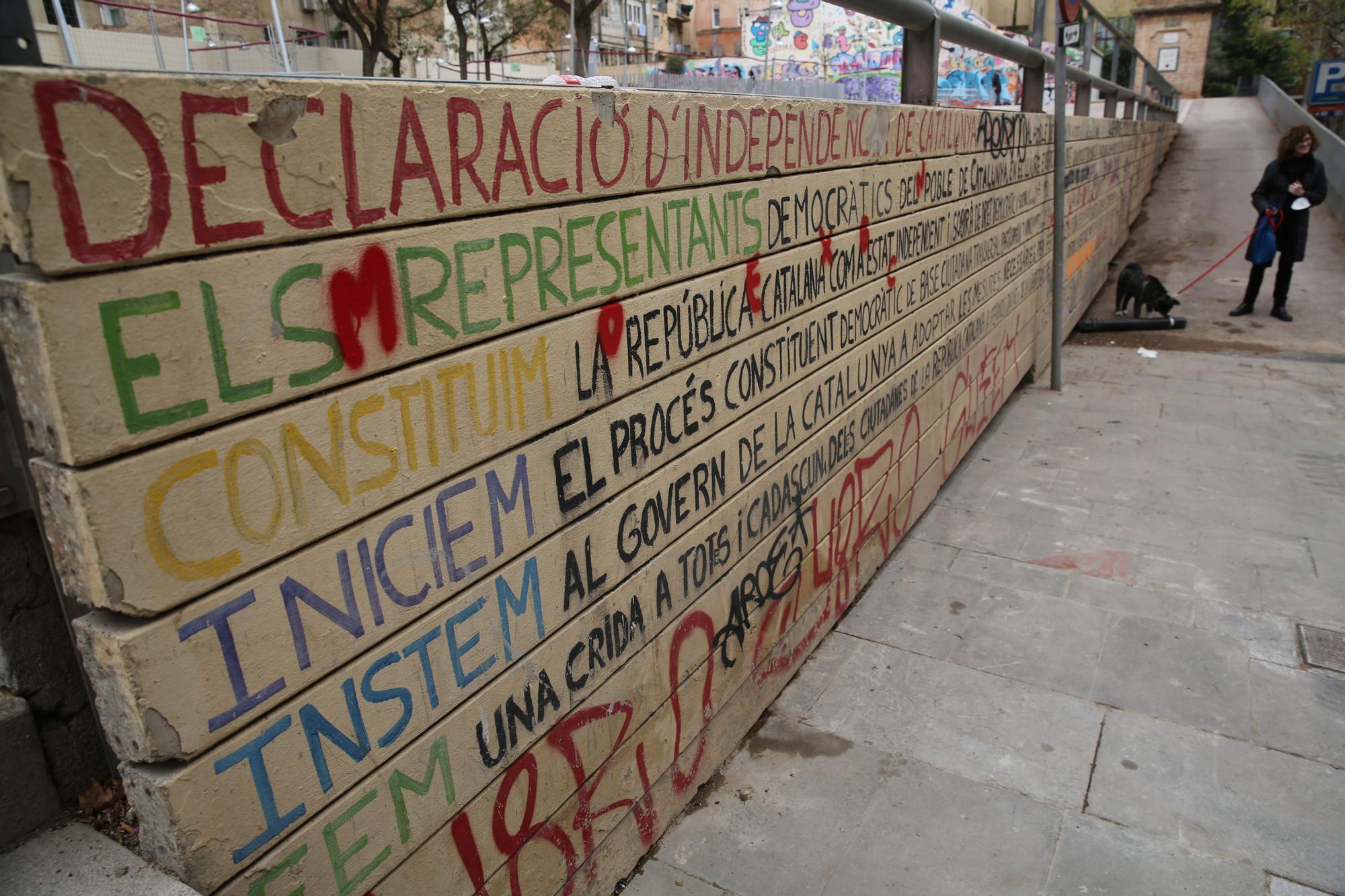 Pintadas en el plaza del Pueblo Gitano de Barcelona.