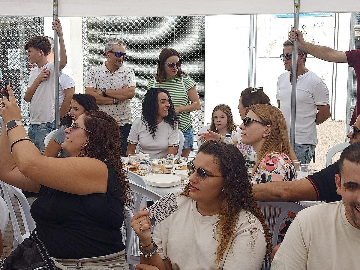 L'alcaldessa de Tavernes i els regidors participen de les festes del poble