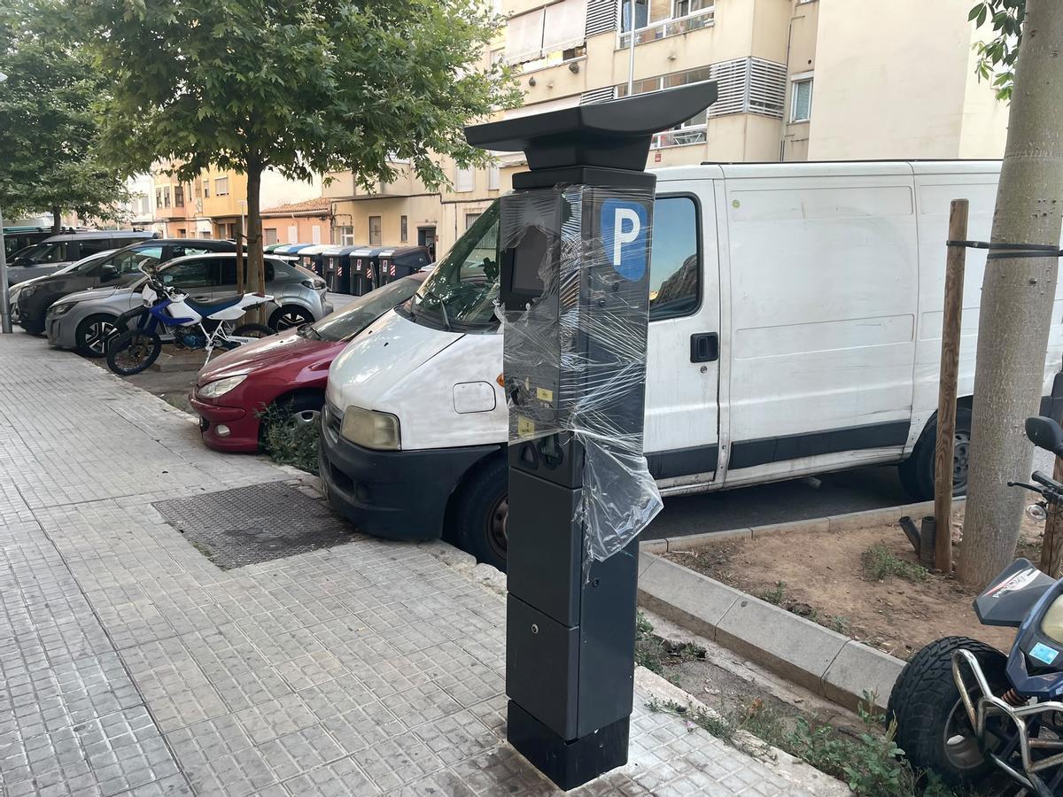 Una de las nuevas máquinas de la ORA instaladas en el barrio.