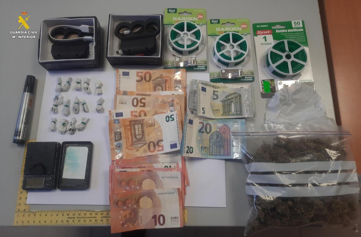 Dinero y sustancias aprehendidas en la operación.