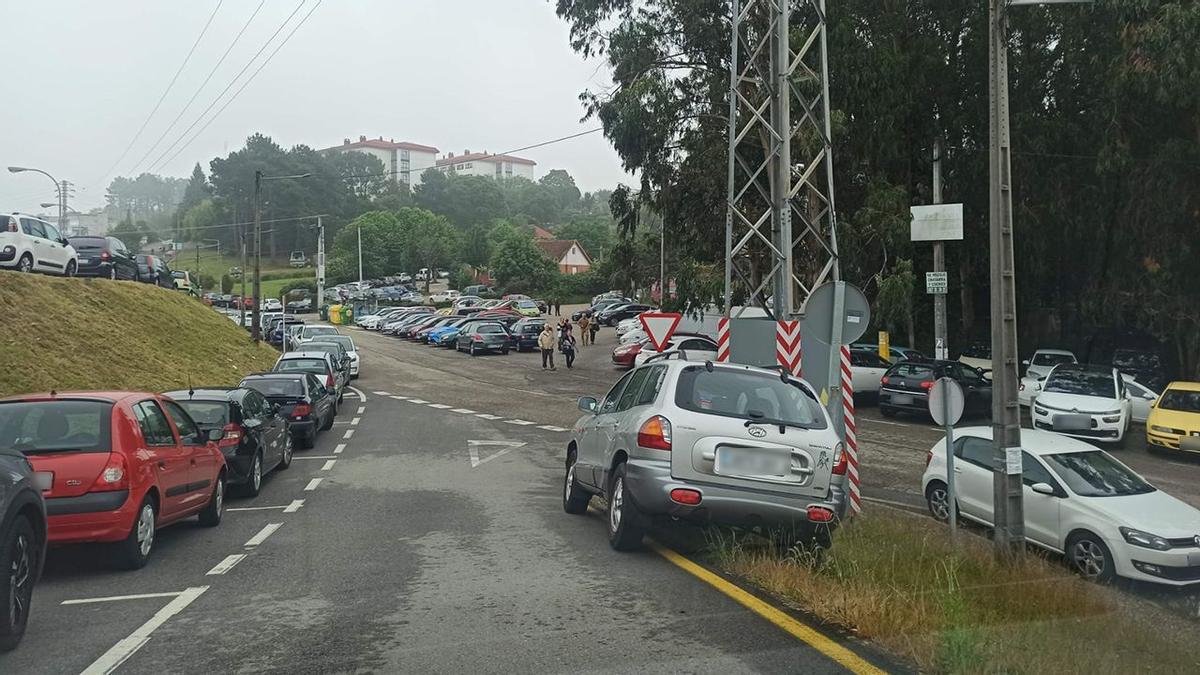 Coches mal aparcados en el entorno del Hospital Meixoeiro.