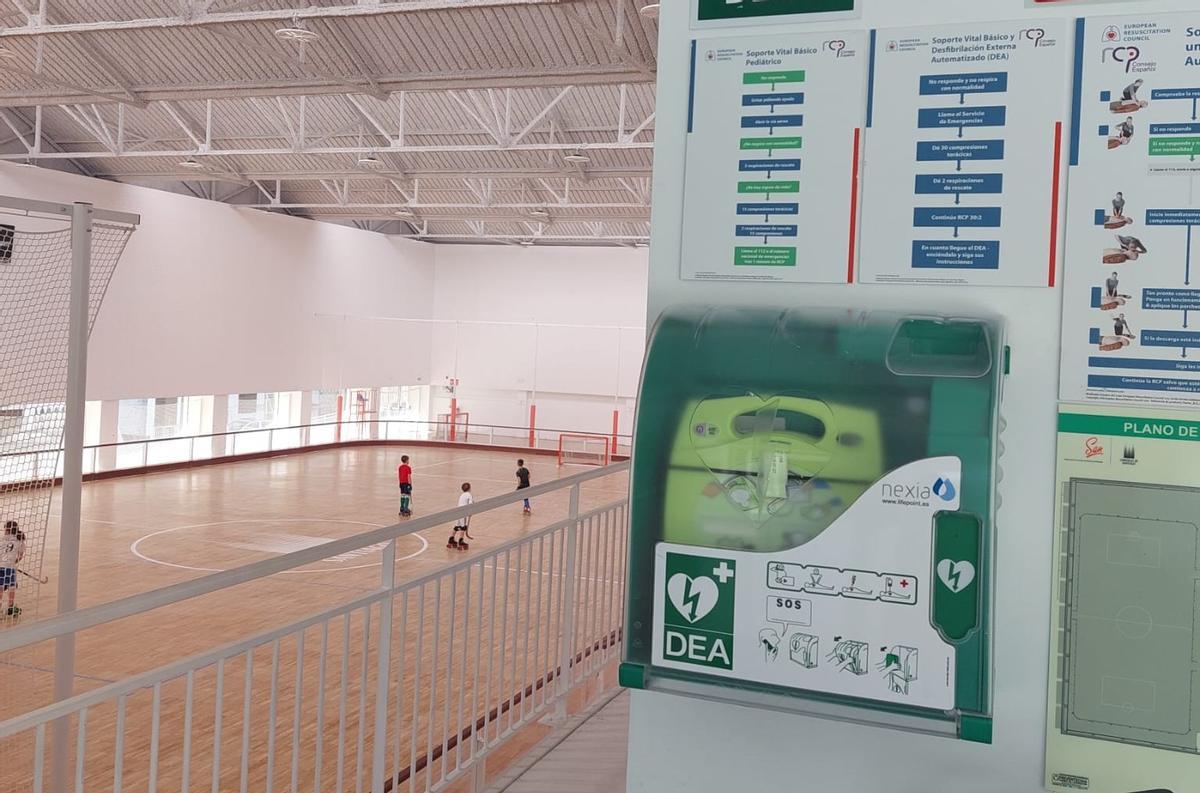 Desfibrilador instalado en el pabellón municipal de Vite, en Santiago.